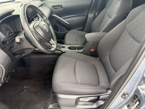 Used 2025 Toyota Corolla Cross LE FWD image 5