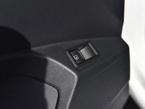 Used 2023 Volkswagen Taos SE image 9