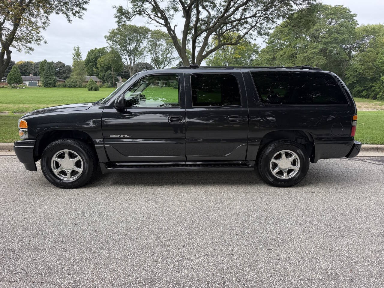Used 2004 GMC Yukon XL Denali AWD/4WD image 2