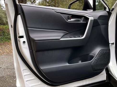 Used 2025 Toyota RAV4 XLE image 17