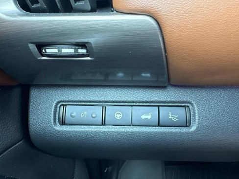 Used 2024 Nissan Pathfinder Platinum FWD image 16