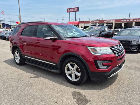 Used 2017 Ford Explorer XLT AWD/4WD image 2