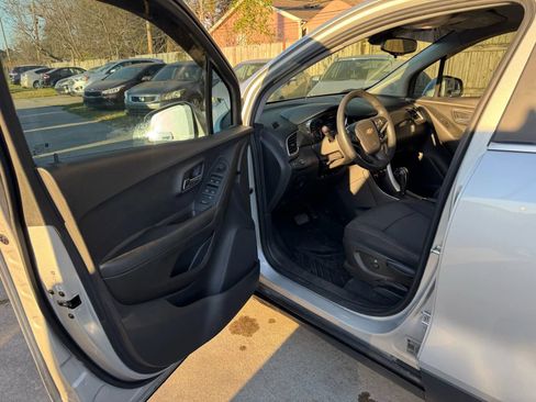 Used 2019 Chevrolet Trax LT FWD image 14