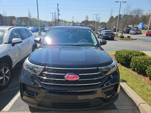 Used 2020 Ford Explorer XLT image 2