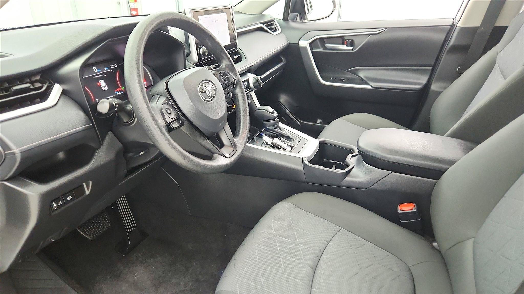 Used 2025 Toyota RAV4 XLE FWD image 9