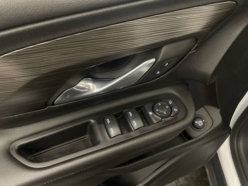 Used 2023 GMC Terrain SLE w/ Driver Convenience Package image 17