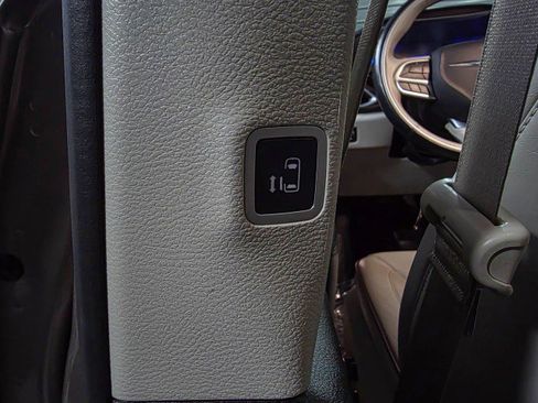 Used 2017 Chrysler Pacifica Limited image 25