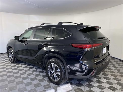 Used 2023 Toyota Highlander XLE image 6