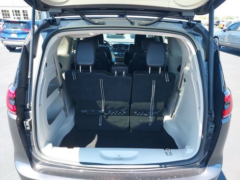 Used 2023 Chrysler Pacifica Touring-L FWD image 9
