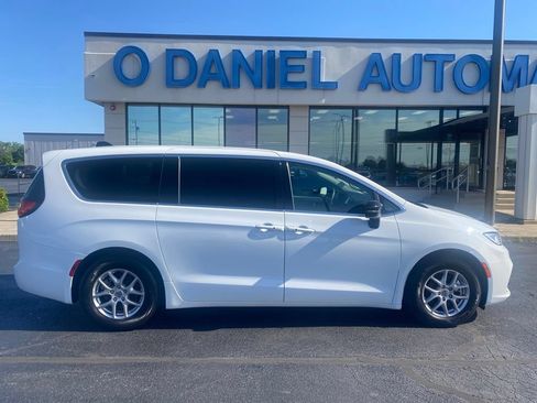 Used 2024 Chrysler Pacifica Touring-L FWD image 2