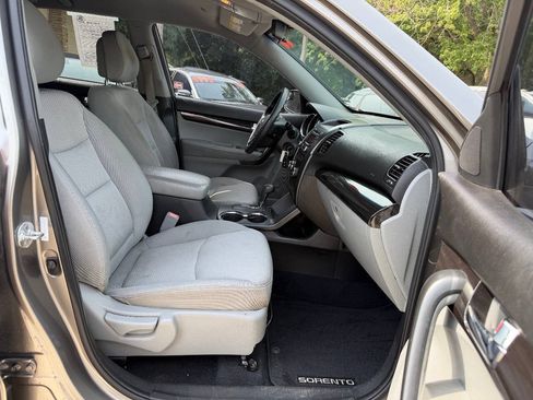 Used 2011 Kia Sorento 2WD image 10