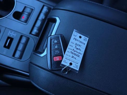 Used 2021 Toyota Highlander XLE AWD/4WD image 39
