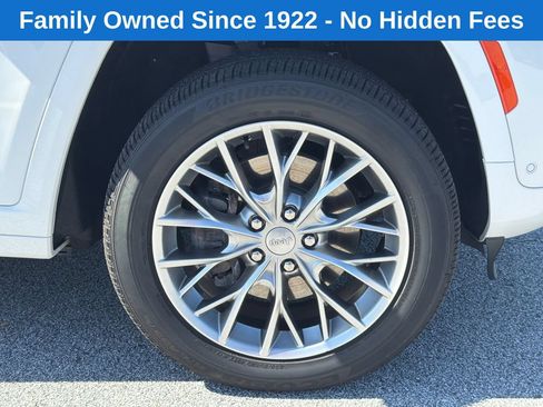 Used 2022 Jeep Grand Cherokee Summit w/ Luxury Tech Group V AWD/4WD image 12