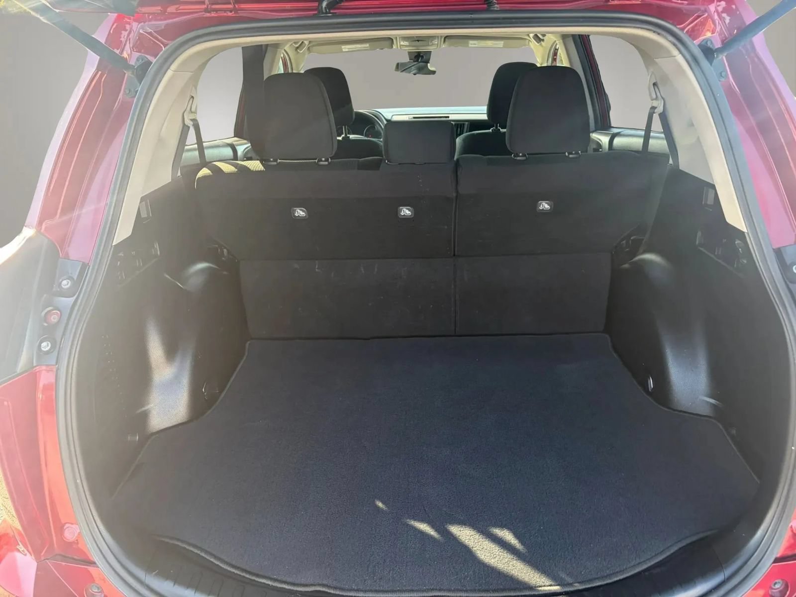 Used 2018 Toyota RAV4 LE FWD image 28