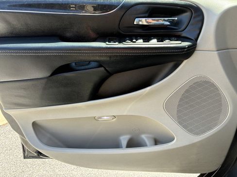 Used 2016 Chrysler Town & Country Touring FWD image 10