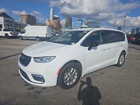 New 2026 Chrysler Pacifica Select FWD image 7