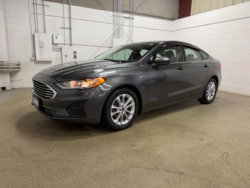 Used 2020 Ford Fusion SE FWD image 2