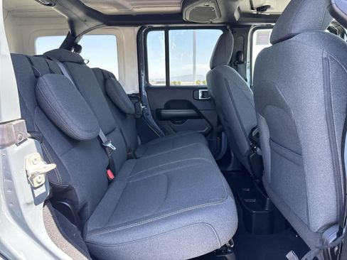 Used 2024 Jeep Wrangler Sahara image 34