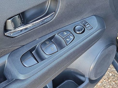 Used 2023 Nissan Kicks SV image 23