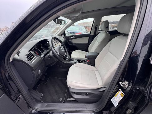 Used 2018 Volkswagen Tiguan SE w/ Panoramic Sunroof Package image 12