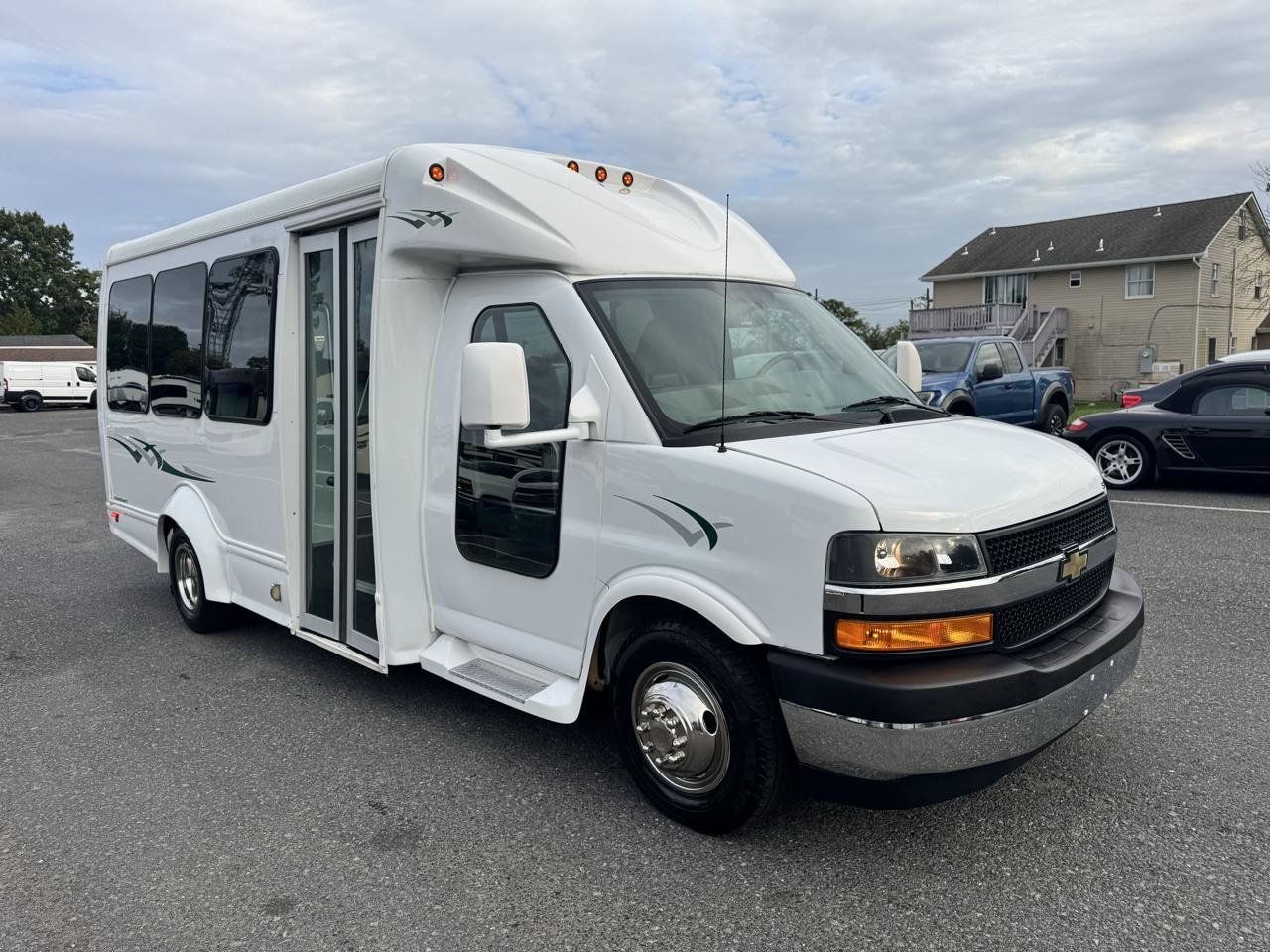 Used 2020 Chevrolet Express 3500 w/ Shuttle Bus Package RWD image 3
