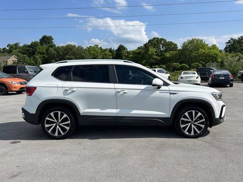 Used 2023 Volkswagen Taos SE FWD image 2