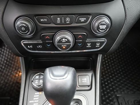 Used 2019 Jeep Cherokee Trailhawk image 6