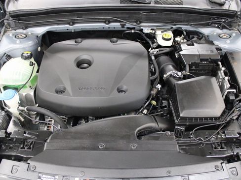 Used 2021 Volvo XC40 T5 Momentum image 10