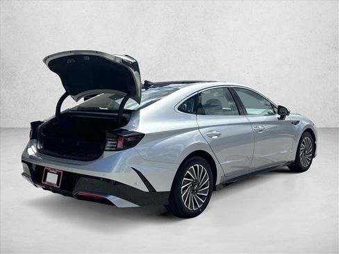 Certified 2025 Hyundai Sonata Limited FWD image 2
