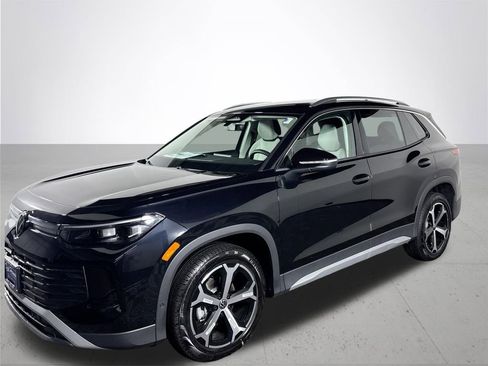 New 2025 Volkswagen Tiguan SE image 2