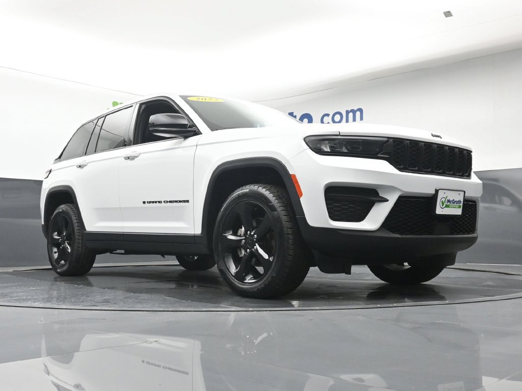 Used 2023 Jeep Grand Cherokee Altitude AWD/4WD image 30