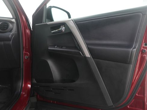 Used 2018 Toyota RAV4 XLE image 9