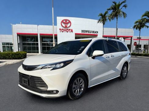 Used 2026 Toyota Sienna XLE FWD image 3