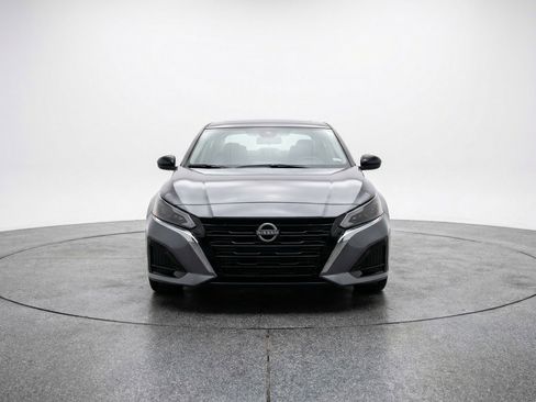 Used 2025 Nissan Altima 2.5 SV FWD image 2