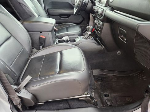 Used 2019 Jeep Wrangler Unlimited Sahara image 12