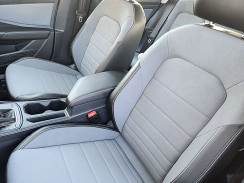 Certified 2025 Volkswagen Jetta SE w/ Sunroof Package image 8