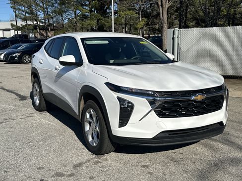 Used 2025 Chevrolet Trax LS w/ LS Convenience Package image 3