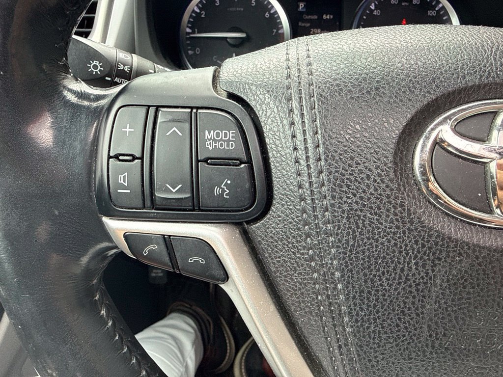 Used 2017 Toyota Highlander Limited Platinum AWD/4WD image 25