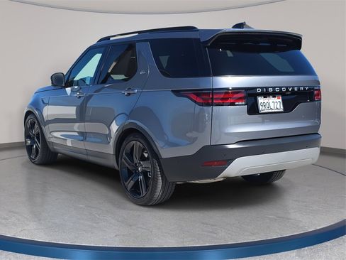 Used 2025 Land Rover Discovery S image 7