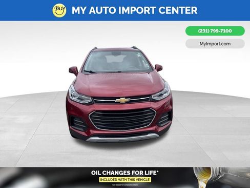 Used 2020 Chevrolet Trax LT w/ LT Convenience Package AWD/4WD image 2