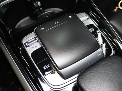 Used 2020 Mercedes-Benz GLB 250 4MATIC w/ Premium Package image 19