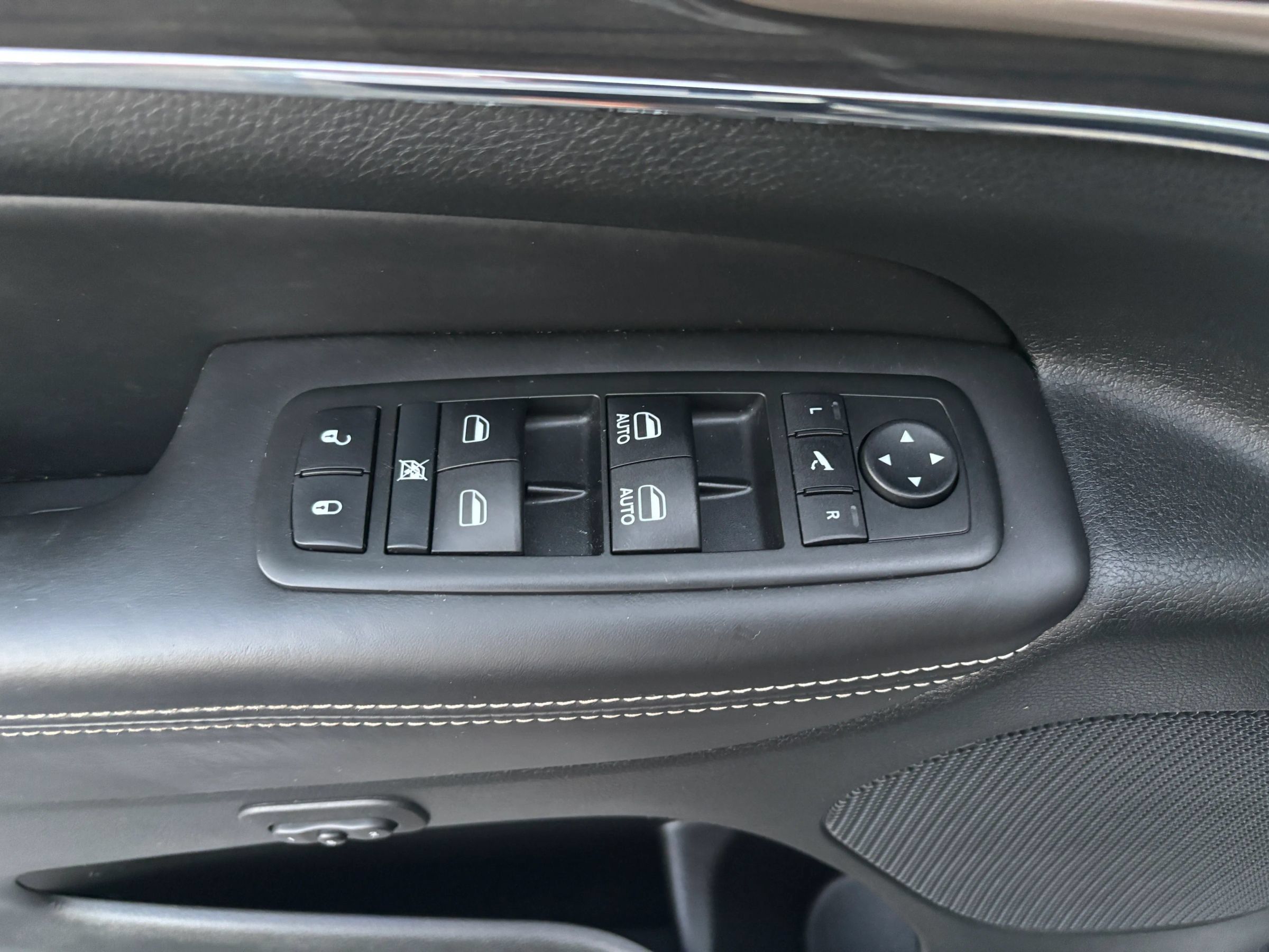 Used 2014 Jeep Grand Cherokee Overland AWD/4WD image 17