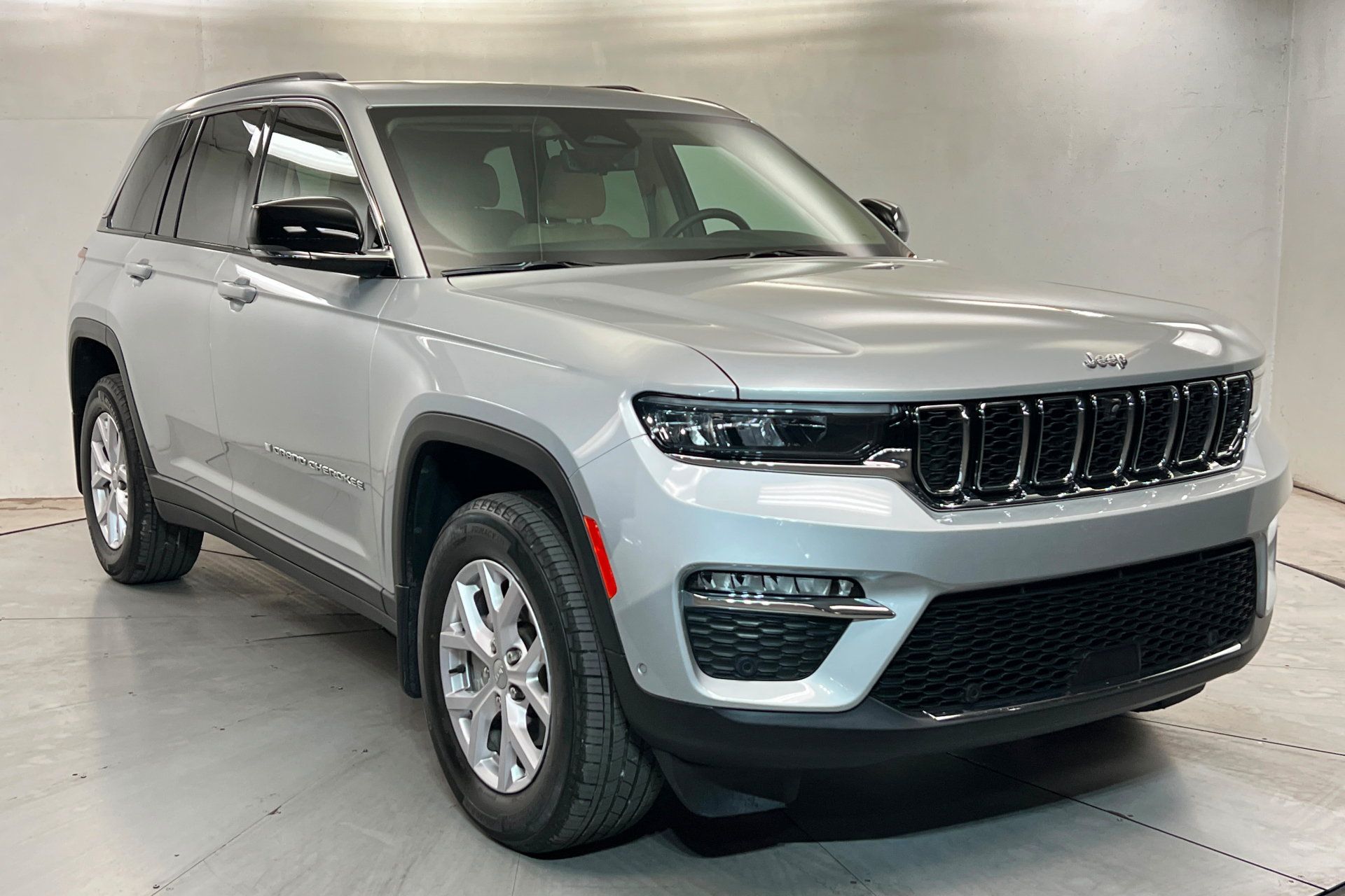 Used 2022 Jeep Grand Cherokee Limited w/ Luxury Tech Group II AWD/4WD image 8