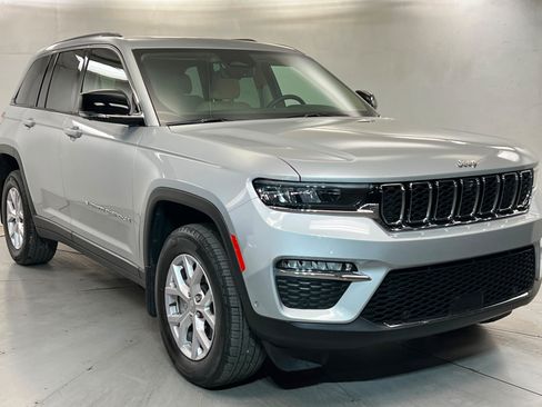 Used 2022 Jeep Grand Cherokee Limited w/ Luxury Tech Group II AWD/4WD image 8
