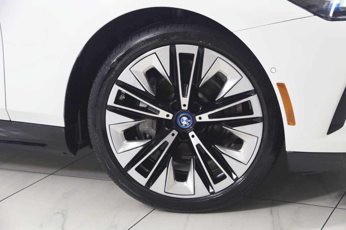 Used 2024 BMW i5 eDrive40i w/ Convenience Package RWD image 16