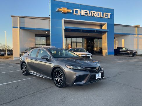 Used 2021 Toyota Camry SE image 1