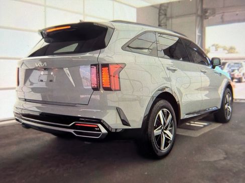 Used 2023 Kia Sorento EX w/ Panoramic Sunroof Package FWD image 4