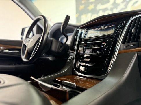 Used 2016 Cadillac Escalade ESV Premium image 38