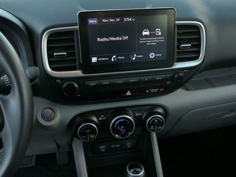 Used 2025 Hyundai Venue SEL image 18