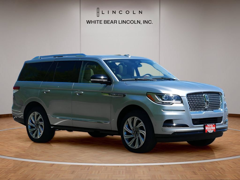 Used 2024 Lincoln Navigator Reserve AWD/4WD image 3